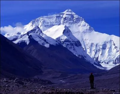 Point culminant du monde, L'Everest marque la frontire entre 2 pays, lesquels ?