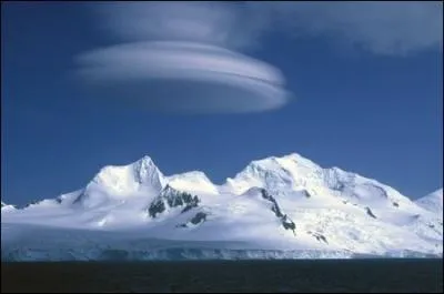 A quelle altitude culmine le Mont Vinson, plus haut sommet de l'Antarctique ?