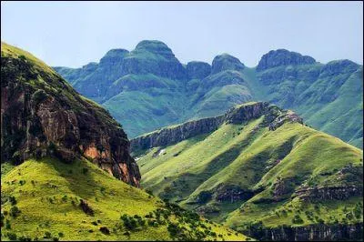 Dans quel tat d'Afrique se trouve le Thabana Ntlenyana (3482m), sommet du Monts du Drakensberg ?