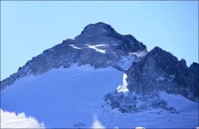 A quelle altitude culmine le Pic d'Aneto, sommet des Pyrnes ?