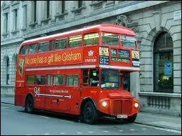 Ce bus rouge  deux tages, comptant parmi les symboles les plus universels de Londres et de l'Angleterre, fut en fait invent en 1853 :
