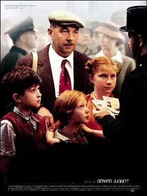 Un petit commerçant sans histoire, dont la fille fréquente un obséquieux collaborateur, se retrouve en charge d'un enfant de la famille juive dont il vient de récupérer l'appartement.