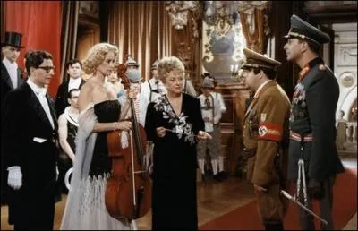 Une célèbre famille de musiciens prend l'engagement de ne plus jouer durant toute la période d'occupation des forces allemandes en France. Mais leur hôtel particulier est investi par le général Spontz.