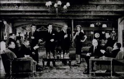 Marie-Hélène Dumoulin décide de réunir pour un dîner les neuf membres de l'ancien réseau pour la résistance à l'occupation allemande, "Vaillance", dont elle faisait partie en 1944.