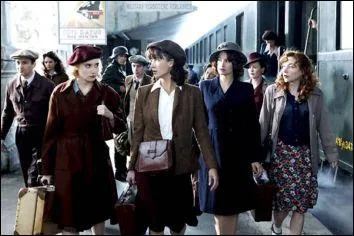 L'histoire de cinq Françaises qui, durant la seconde guerre mondiale, aidèrent efficacement la Résistance pour délivrer un officier britannique des geôles allemandes .