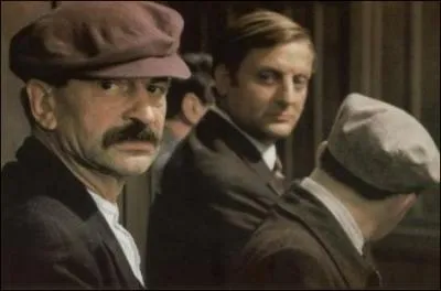 21 août 1941, un officier allemand est abattu par le futur Colonel Fabien. Pour éviter les représailles allemandes, les autorités de Vichy décident de faire condamner 6 prisonniers à la peine de mort.