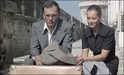 C'est l'exode, Julien, réparateur de radios myope et réformé, quitte son village avec sa femme et leur fille. Séparé d'elles, il rencontre dans le train Anna, une juive allemande en fuite.