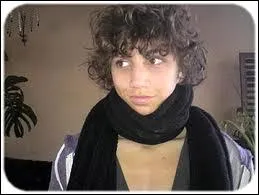 Pour trouver un acteur qui commence par Q, il faut se lever de bonne heure ! Et justement, j'ai déniché le jeune Jérémy Quaegebeur qui joue le rôle de Victor dans la comédie...