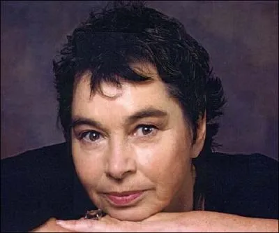 Pas facile le ''I'' , j'ai découvert une actrice de théâtre : Évelyne Istria qui a tourné dans quelques films. Duquel est-elle absente ?