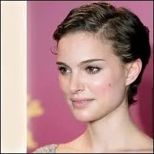 Avant de jouer les petits canards, pardon les cygnes, Natalie Portman a galement arbor cette coupe. Depuis, elle a pous le chorgraphe franais Benjamin Millepieds le bien-nomm, et a un fils...