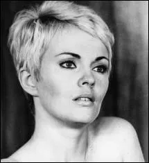 Star des anne 60, elle fut parmi les premires  arborer cette coiffure. C'est Jean Seberg, qui eut une vie mouvemente et fut l'pouse du grand crivain...