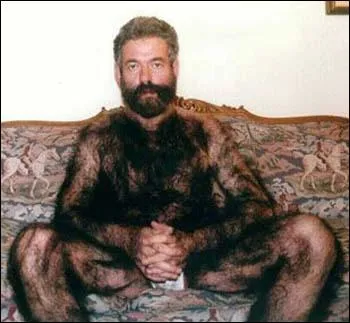 Je suis poilu comme un animal, qui suis-je ?