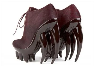 Voici une paire de chaussures pour le moins peu accueillantes... Sont-ce de vraies chaussures, ou une paire cre spcialement par un costumier hollywoodien pour un film ?