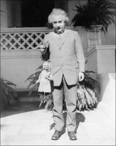 La photographie est celle d'un gnie de la physique, Albert Einstein. Mais voyez ce qu'il tient en main...