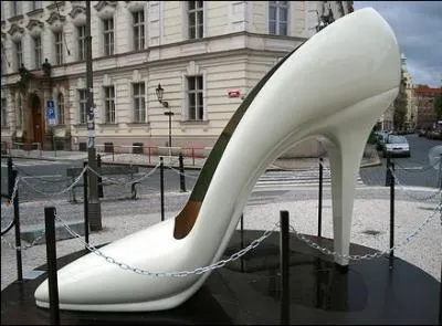 C'est la plus grande chaussure  talon du monde, vous pouvez l'admirer  ...