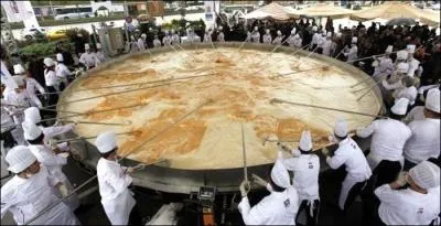 Pour confectionner cette omelette de 4, 4 tonnes, ncessitant 110 000 oeufs, il faut tre fort comme ...