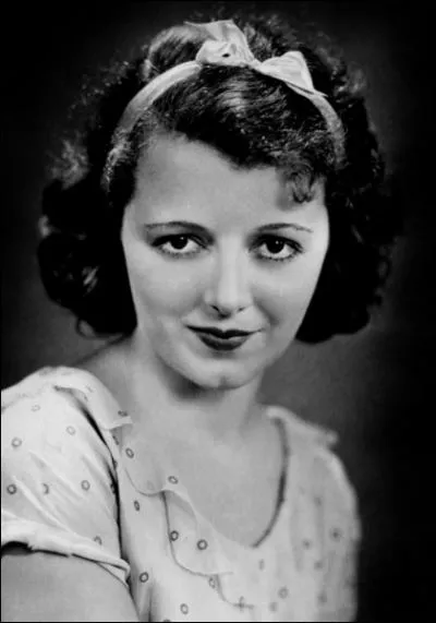 Actrice amricaine, elle a inspir le personnage de Blanche-Neige. En 1929, elle remporte le premier Oscar de la meilleure actrice. En 1937, elle joue dans 'Une toile est ne'.
