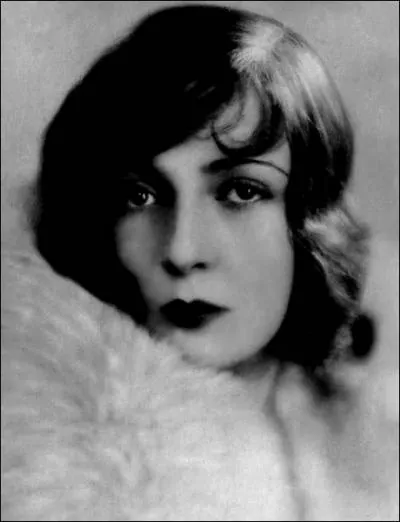 Actrice allemande. Ses rles les plus connus sont Juliette dans le film 'L'Atalante' de Jean Vigo en 1934 et Elsa dans le film 'La Grande Illusion' de Jean Renoir en 1937.