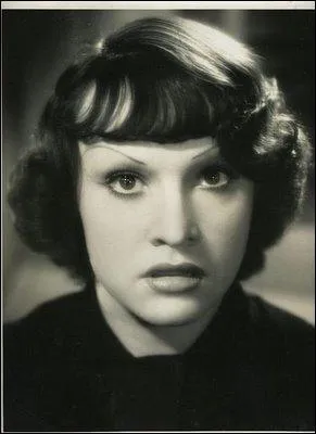 Actrice franaise, elle devient clbre en 1938 grce au film 'La femme du boulanger' de Marcel Pagnol aux cts de Raimu. Son meilleur rle et le plus clbre sera dans 'Le Corbeau' de Clouzot.