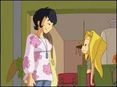 Qui est-ce  ct de la blondinette ?