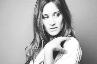 Comment s'appelle-t-elle et qui joue-t-elle ?