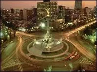 A quelle altitude se trouve la capitale du pays, l'une des plus grandes mgapoles du monde ?