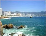 Sur quelle tendue d'eau se trouve la station bien connue d'Acapulco ?