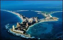 A l'extrmit de quelle presqu'le se situe la station balnaire de Cancun ?