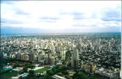 Descendons maintenant sous l'quateur et rendons-nous dans la capitale de l'Argentine. Cette ville est galement la deuxime plus peuple d'Amrique du Sud. Nous voici  :