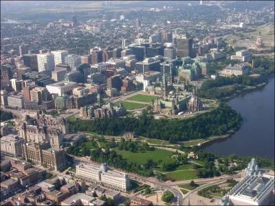 Restons sur le continent amricain. Cette ville est la capitale du Canada et se situe  la quatrime place des villes les plus peuples du pays. Nous sommes  :
