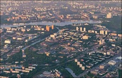 Traversons l'Atlantique et retournons en Europe. Cette ville est la plus grande du continent et compte plus de 9 millions d'habitants. Nous voici  :