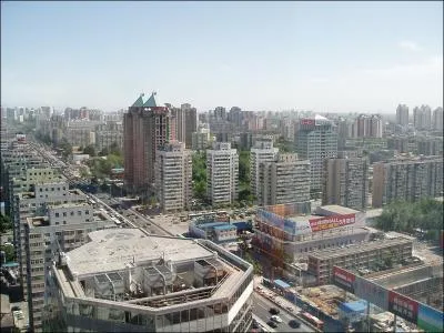 Cette ville d'Asie de l'Est accueillait les Jeux olympiques d't en 2008. Nous nous trouvons maintenant  :