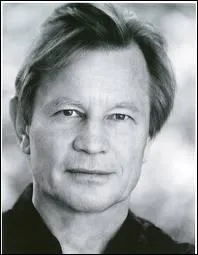 Michael York porte le rôle de Martin Gray dans ''Au nom de tous les miens'' . Son histoire débute dans...
