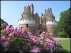 Bâti en briques sur une fosse sèche, le château de Rambures fut construit au XVe siècle. Il possède un magnifique parc à l'anglaise, arbres séculaires, roseraie. Où est-il ?