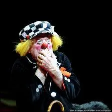 Youri Kouklatchev est un clown dresseur du cirque de Moscou. Avec quels animaux inhabituels sur une piste de cirque faisait-il un numéro ?