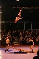 Comment s'appelle ce numéro où des acrobates sautent pour faire voltiger leur partenaire ?