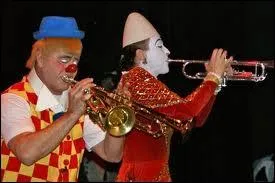 Chez les clowns, il y a deux grandes catégories : les clowns blancs (sérieux et tout et tout) et puis les autres aux chaussures et aux pantalons trop grands, au maquillage coloré : ce sont les ----------------.