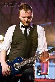 Qui est l'ancien guitariste du groupe parti au mois d'avril 2011 ?