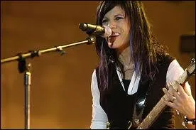 Qui est guitariste, chanteuse et s'occupe aussi du clavier ?