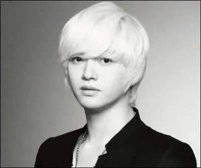 Qui est chanteur et n le 17 novembre 1986 ?