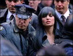 E comme Angelina Jolie dans Salt, qui est...