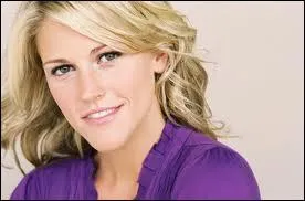 Qui est cette blonde un peu cruche sur les bords ?