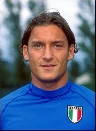 Encore un italien fidèle... à son club de foot ! C'est Francesco Totti qui est un grand buteur pour l'équipe de...