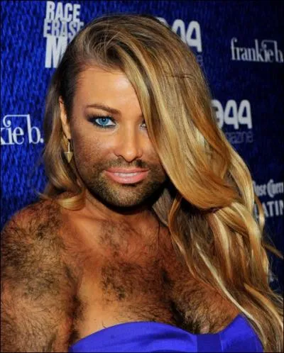 A commencer sa carrire dans   Alerte  Malibu , et est devenue la reine du film parodique aux Etats-Unis.