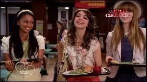 Pourquoi Josh renverse-t-il son plateau sur Dylan ?