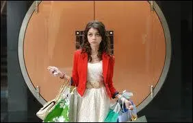 Quand Dylan rentre de sa journe shooping, elle a un sac avec un logo. Lequel ?