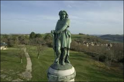Dans quelle commune actuelle se trouve le site de la bataille ? Sur le lieu a été érigée une statue monumentale en l'honneur du héros légendaire.