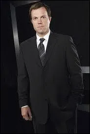 Comment John Casey s'appelle-t-il rellement ?