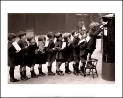 Etre plusieurs  attendre en file indienne, c'est :