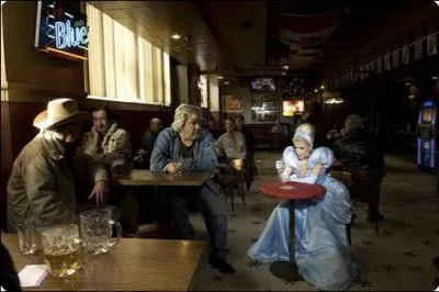 Elle commence  boire,  trainer dans les bar, emmitoufle dans son cafard, maintenant elle fait le trottoir. Ces paroles du groupe de rock franais  Tlphone , sont destines  la jolie.